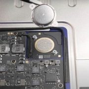 Descubre cómo desmontar un iMac M3 y lo sencillo que es reemplazar la pantalla y la batería interna