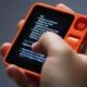 En pocos años cambiarás tu smartphone por el Rabbit R1: La revolución retro con Inteligencia Artificial que hará casi todo por ti